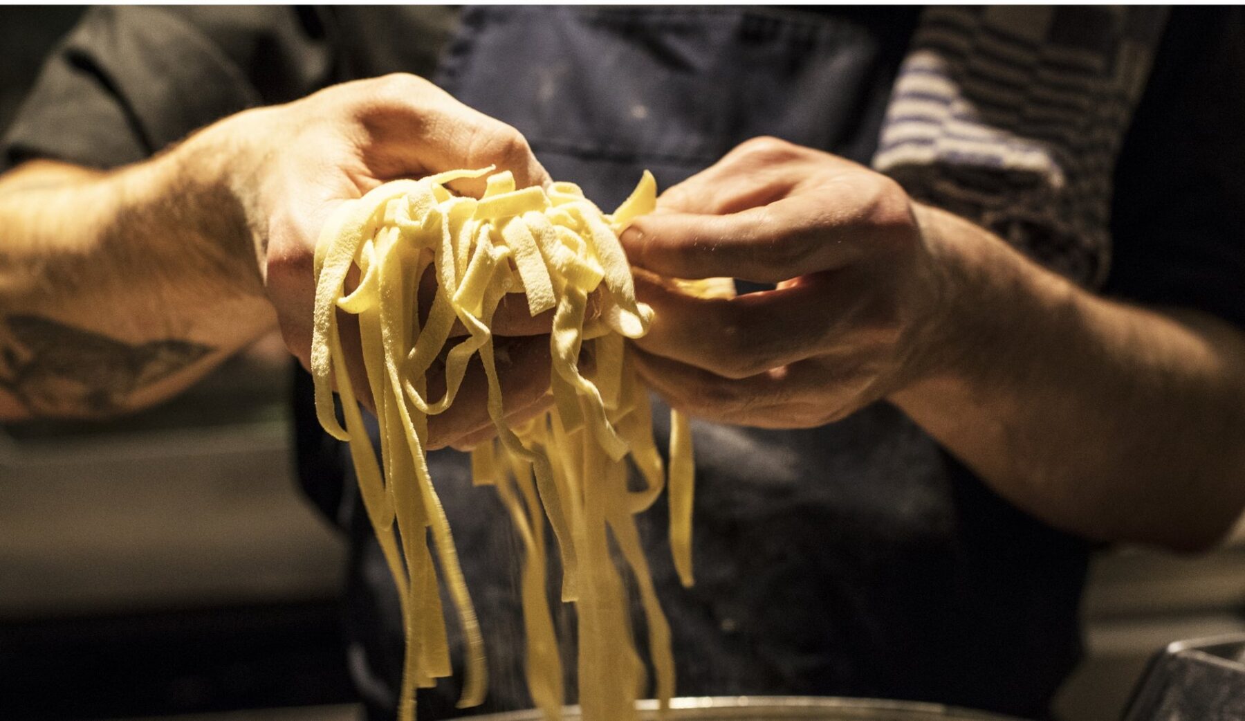 De chef draait verse pasta