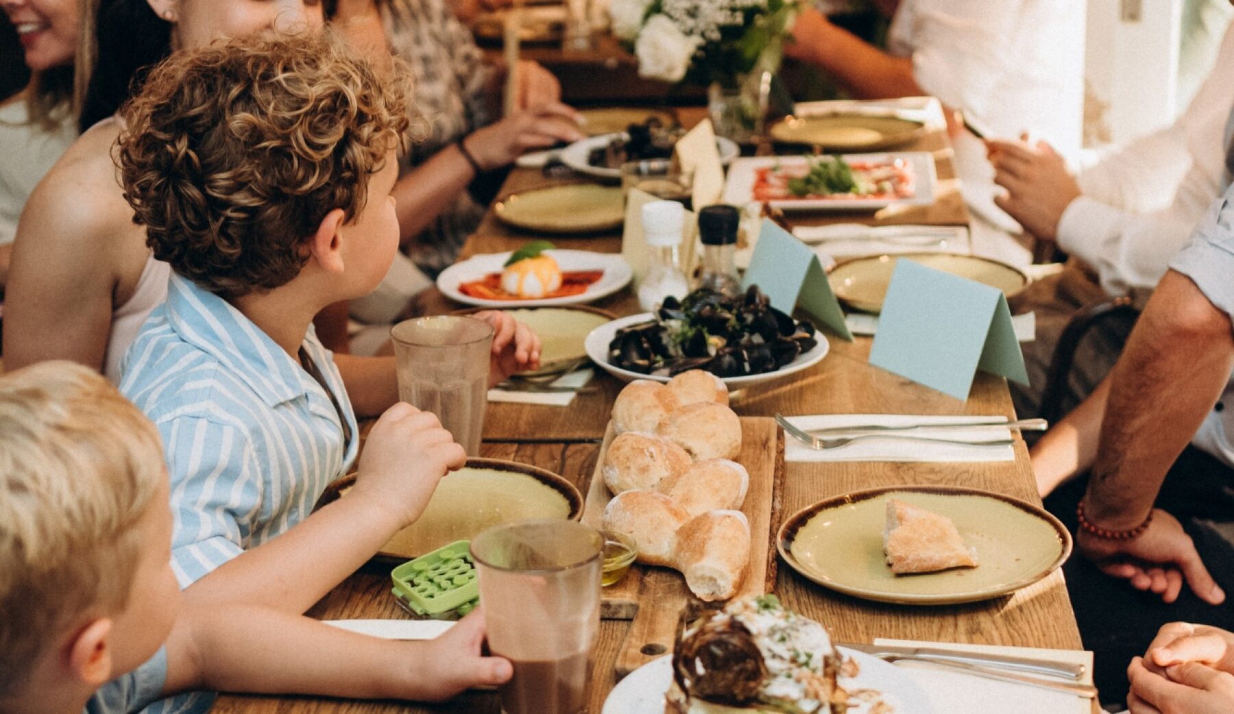 Schalen om te delen op tafel tijdens een proeverij
