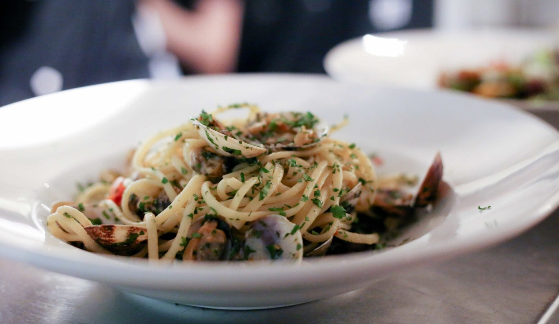 Een bord linguine met vongole