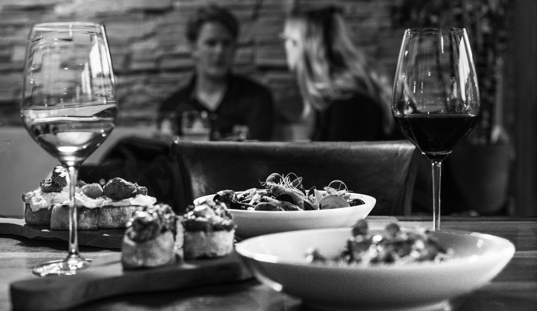 Wijn en kleine gerechten aan tafel bij Nassau